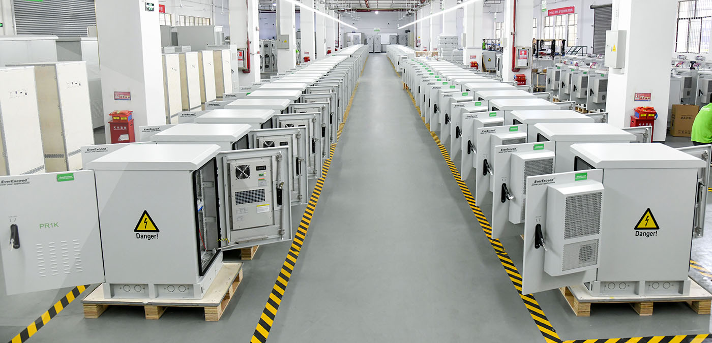 Fonte de alimentação ininterrupta (UPS) externa de 1 kVA para fornecer energia de reserva a equipamentos de monitoramento críticos.