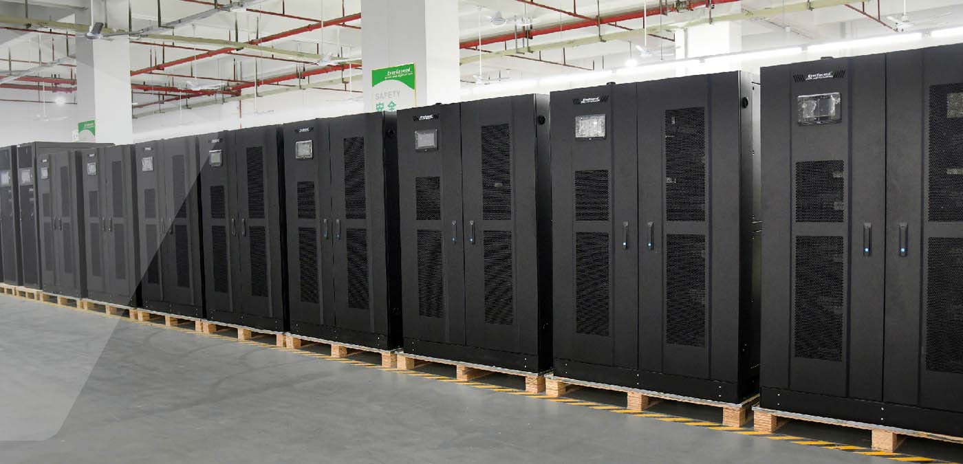 Sistema UPS PRM Plus de 80 kVA e bateria de lítio de alta capacidade, fornecendo energia segura e estável para projetos de data center.